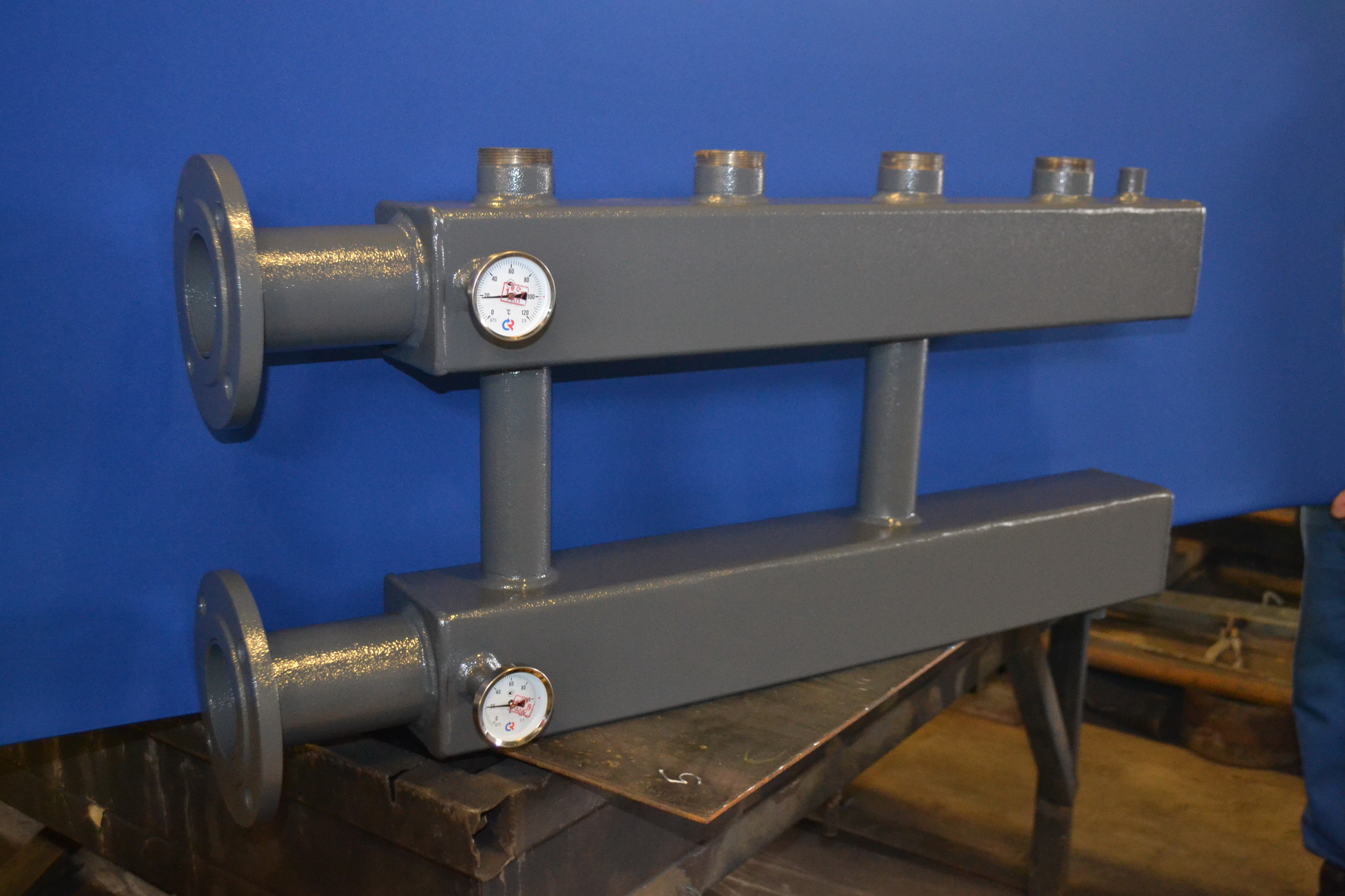 РАСПРЕДЕЛИТЕЛЬНАЯ ГРЕБЕНКА  С ДВУМЯ НАПОЛЬНЫМИ КРЕПЛЕНИЯМИ 3К